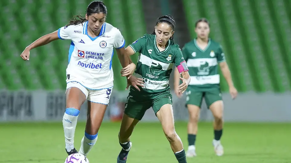 Cruz Azul y Santos Femenil enfrentándose en la Jornada 8 de Liga Femenil BBVA | IMAGO7