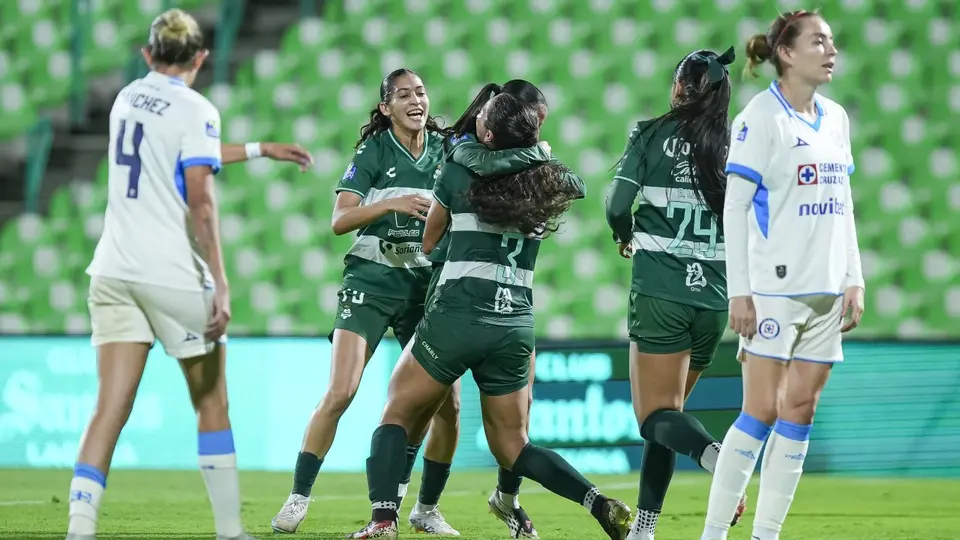Jugadoras de Santos en celebración contra Cruz Azul en el Apertura 2026 de la Liga Femenil | IMAGO 7