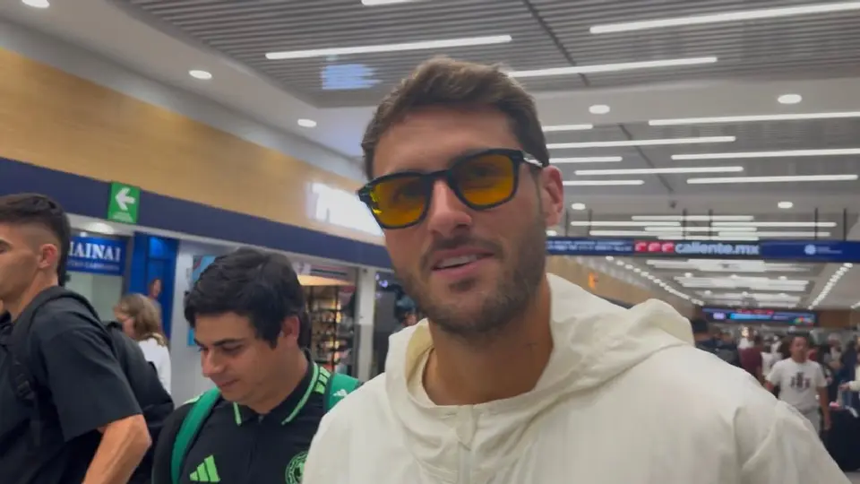 Santiago Giménez en el Aeropuerto de la Ciudad de México para reportar con el Tri | Juan Carlos Ibarrarán