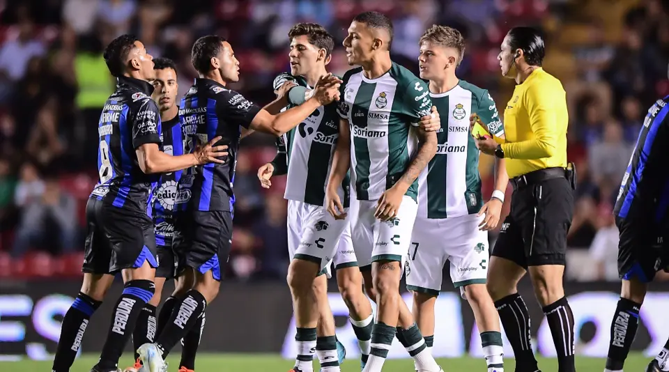 Franco Fagúndez en una disputa con los jugadores de Querétaro | MEXSPORT