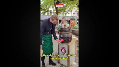 ¡Increíble habilidad de Harry Kane para abrir un barril de cerveza!