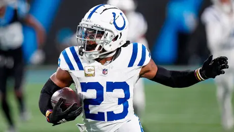 Kenny Moore II llega a los Eagles para reforzar su defensiva