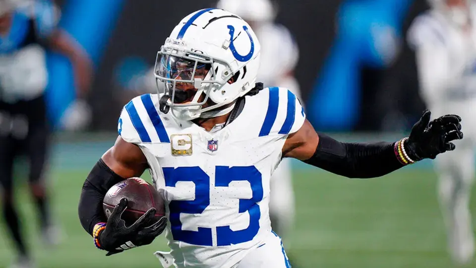 Kenny Moore II llega a los Eagles para reforzar su defensiva