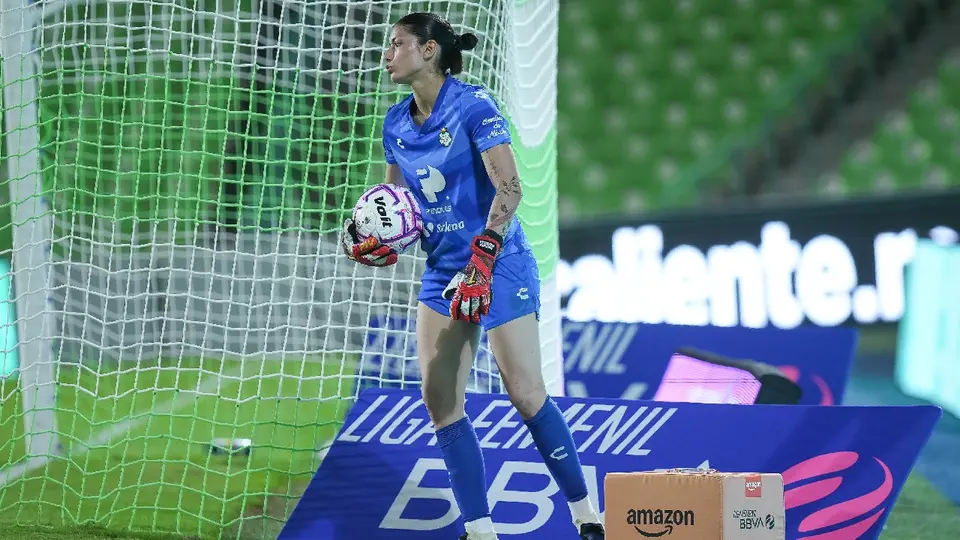 Kathya Mendoza, portera de Santos, tras un remate de Cruz Azul Femenil | IMAGO7