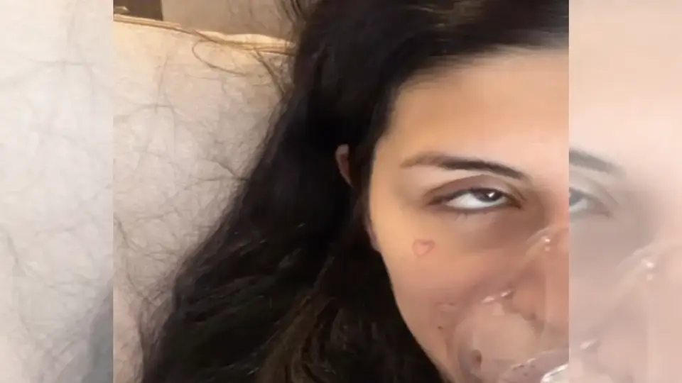 La cantante argentina compartió una fotografía en la que aparece utilizando una mascarilla para recibir apoyo respiratorio / Especial