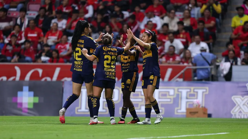 Jugadoras de Tigres celebrando gol de Chrestinah Thembi | IMAGO7
