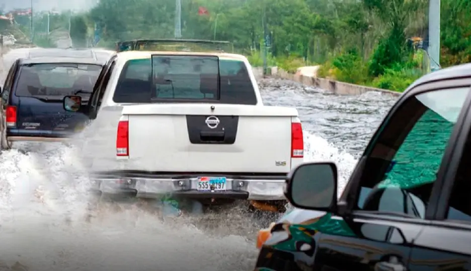 Intensas lluvias e inundaciones registradas en Michoacán por el paso de las bandas nubosas de Polo / @CNPC_MX