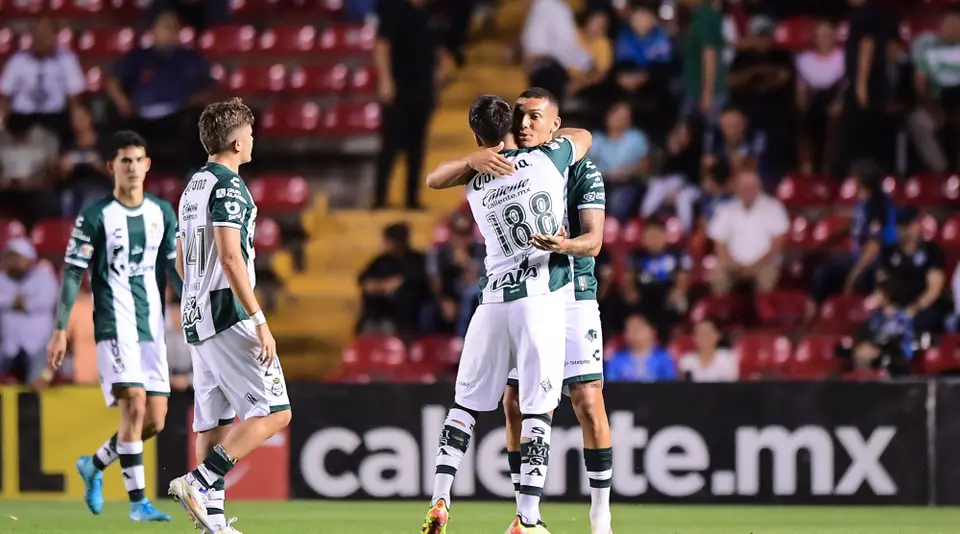 Franco Fagúndez celebrando con el resto de jugadores de Santos Laguna | MEXSPORT
