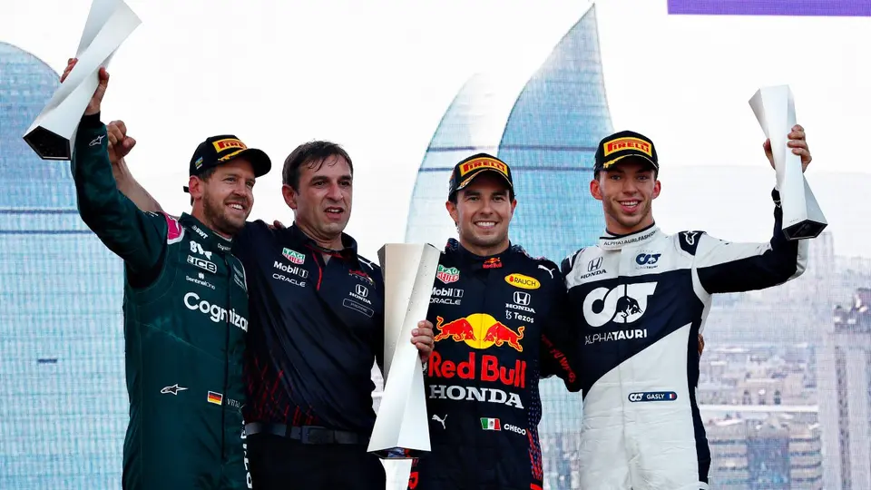 Sebastian Vettel, Checo Pérez y Pierre Gasly en el podio de Azerbaiyán en 2021 | RED BULL