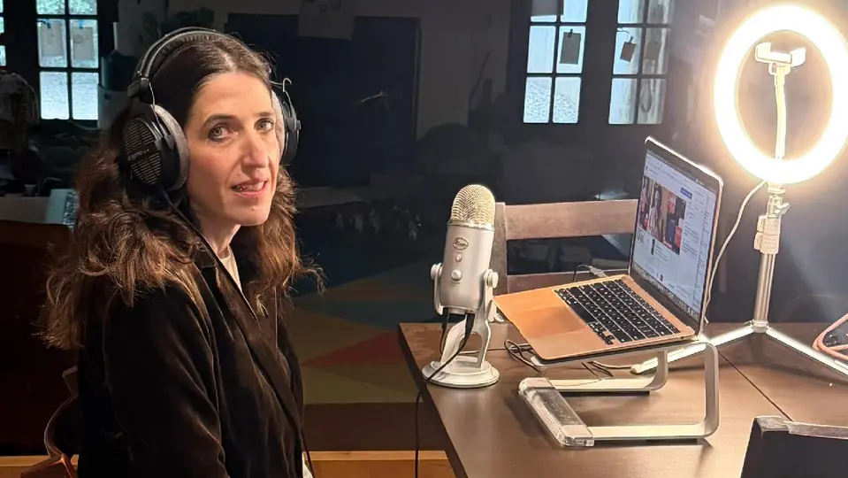 La mujer desde 2018 tuvo acercamiento con los migrantes en problemas y decidió ayudarlos / FB: @caseyr
