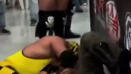 Bocazas II sufre impactante lesión al atorarse con las cuerdas del ring
