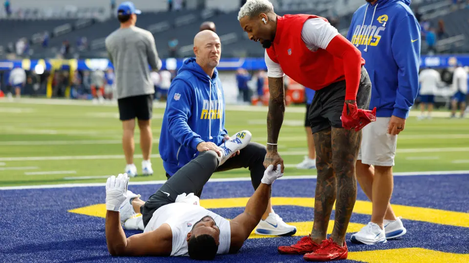 Odell Beckham y Aaron Donald charlaron antes del inicio del juego | AP