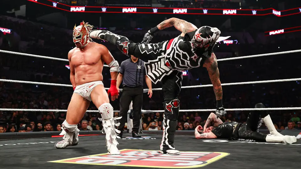 Penta conecta una patada a Dragon Lee | wwe.com
