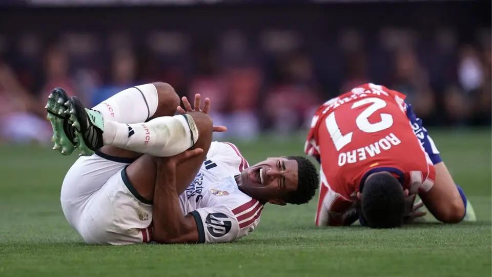 Jude Bellingham se queja de una falta en el partido de Real Madrid contra Atlético de Madrid | AP