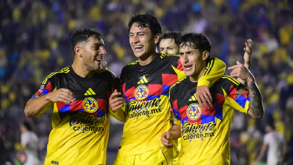 Sebastián Cáceres, Ramón Juárez y Alejandro Zendejas festejando un gol ante Pumas, en el Apertura 2025