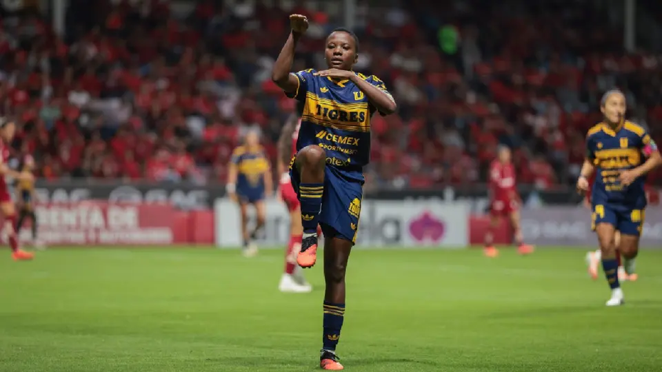 Chrestinah Thembi celebrando uno de sus cuatro goles ante Toluca Femenil | IMAGO7