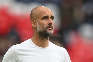 Video: Pep Guardiola huyó de un fan que le quería ‘robar’ su bicicleta