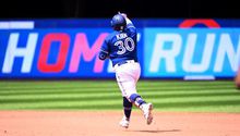 MLB: Jonrón de Kirk en el 8vo da victoria a Azulejos ante Reales