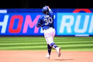 MLB: Jonrón de Kirk en el 8vo da victoria a Azulejos ante Reales