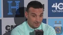 Lionel Scaloni, sorprendido ante la escasez de estampas Panini del mundial de Qatar