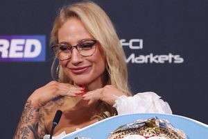 Boxeadora anuncia entrada a Onlyfans al quedar en lencería en pesaje