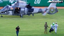 LMB: 'Pochichoco' hizo entrada triunfal en helicóptero de la Marina