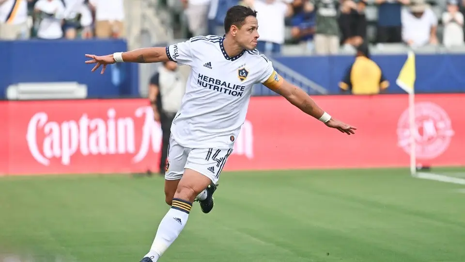 Chicharito Hernández: Marcó doblete y falló penal en empate del Galaxy ante Sporting KC