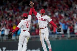 MLB Playoffs: Schwarber y Segura devuelven ventaja a Philadelphia ante San Diego