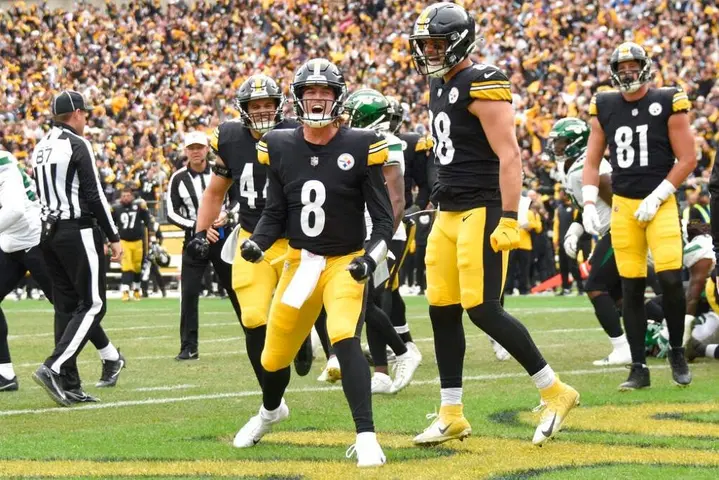 Kenny Pickett festeja su primera anotación en la NFL