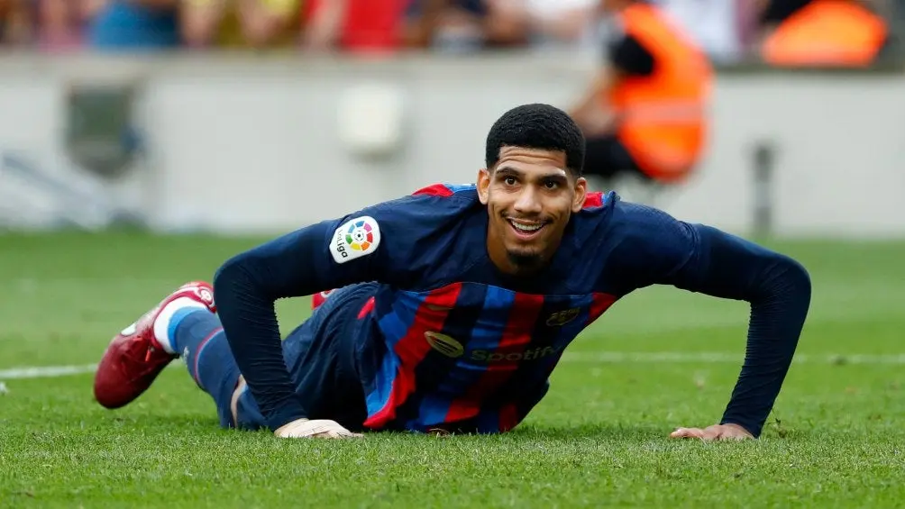Ronald Araújo en acción con Barcelona | AP