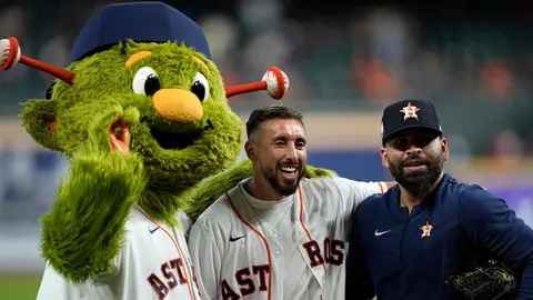 Héctor Herrera lanzó la primera bola del juego de los Houston Astros con José Urquidy