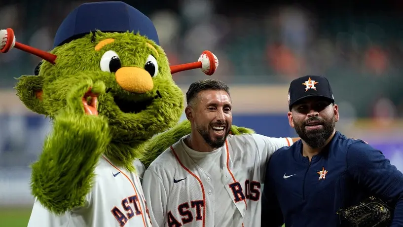 Héctor Herrera lanzó la primera bola del juego de los Houston Astros con José Urquidy