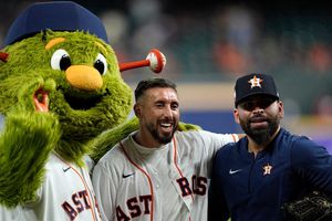 Héctor Herrera lanzó la primera bola del juego de los Houston Astros con José Urquidy
