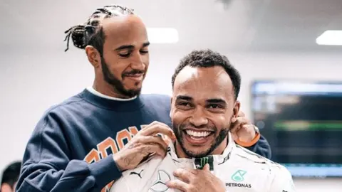 Lewis Hamilton cumplió el sueño de su hermano con discapacidad; pudo conducir en simulador de F1