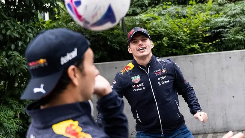 Checo Pérez: Demostró su habilidad para el futbol en Japón junto a Max Verstappen