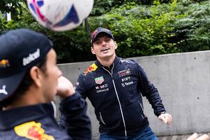 Checo Pérez: Demostró su habilidad para el futbol en Japón junto a Max Verstappen