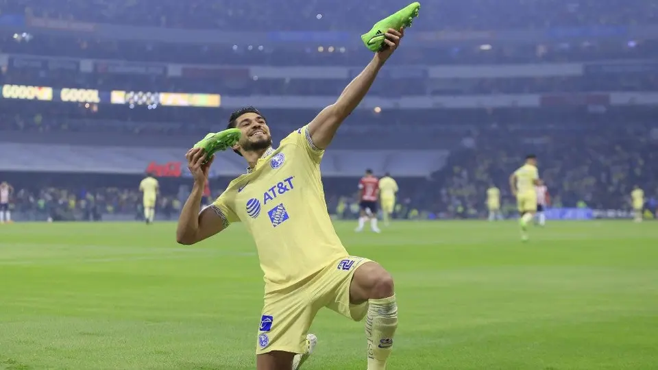 América: Henry Martín festejó como Cuauhtémoc Blanco en el Clásico Nacional