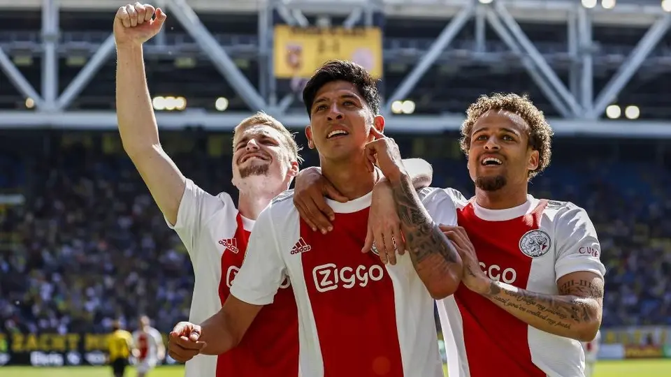 DT del Ajax sobre Edson Álvarez: "Es como un capitán en la cancha"