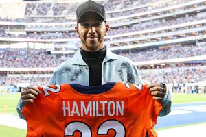 Lewis Hamilton: Piloto de Fórmula Uno visitó a los Denver Broncos