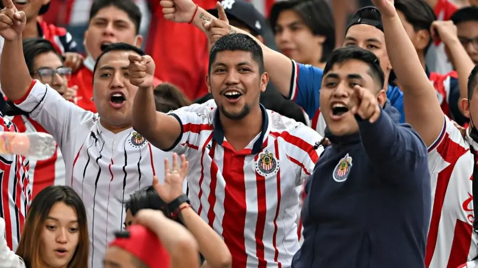 Puebla vs Chivas: Conato de bronca entre barras de ambos equipos previo al partido