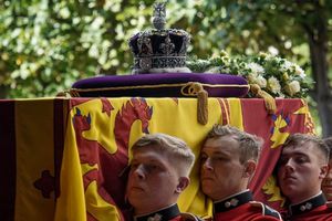 Reina Isabel II: Fila para ver el féretro es digna de Su Majestad, La Reina