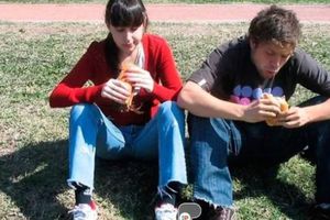 Papu Gómez y Linda Raff recrearon la icónica foto del ‘sanguche’ ahora con sus hijos