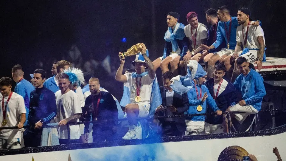 Argentina: Messi, Di María, y Paredes 'chocaron' con cables de luz durante los festejos