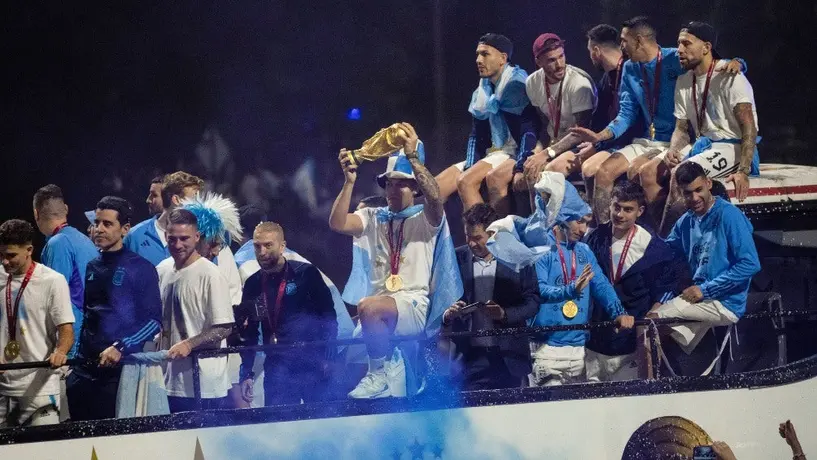 Argentina: Messi, Di María, y Paredes 'chocaron' con cables de luz durante los festejos