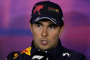 Helmut Marko sobre Checo Pérez: 'Si quiere ser Campeón tiene que derrotar a Verstappen'