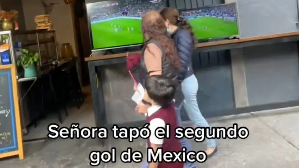 Qatar 2022: Aficionados reclaman a señora que pasó enfrente de la tele y no dejó ver gol del Tri