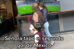 Qatar 2022: Aficionados reclaman a señora que pasó enfrente de la tele y no dejó ver gol del Tri