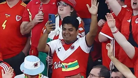 Qatar 2022: Aficionado del Veracruz se 'coló' entre la porra de Gales