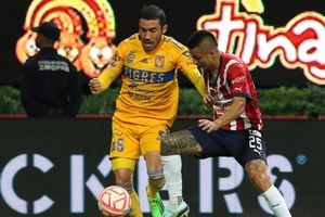 Chivas vs Tigres: Juan Pablo Vigón tocó parte íntima de Roberto Alvarado
