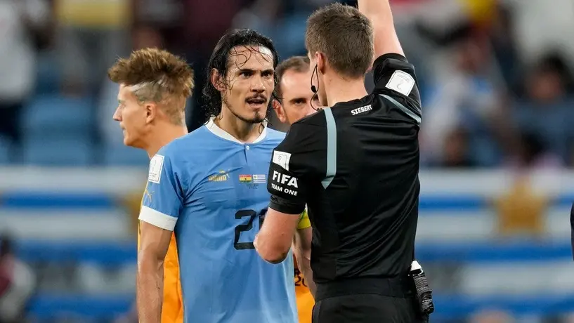 Uruguay: Cavani le dio un puñetazo a pantalla del VAR tras ser eliminados